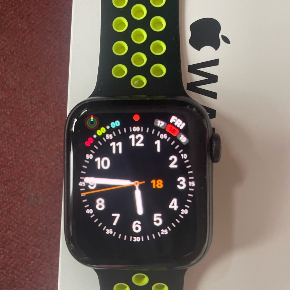 Apple Watch SE 44MM including accessories